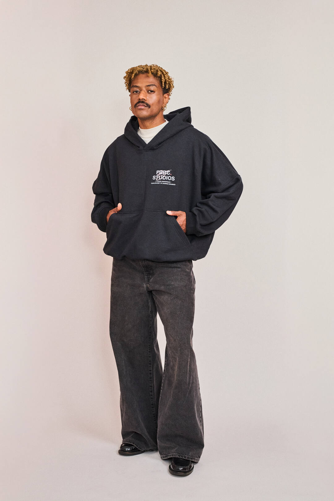 MOLETOM COM CAPUZ DUALIDADES