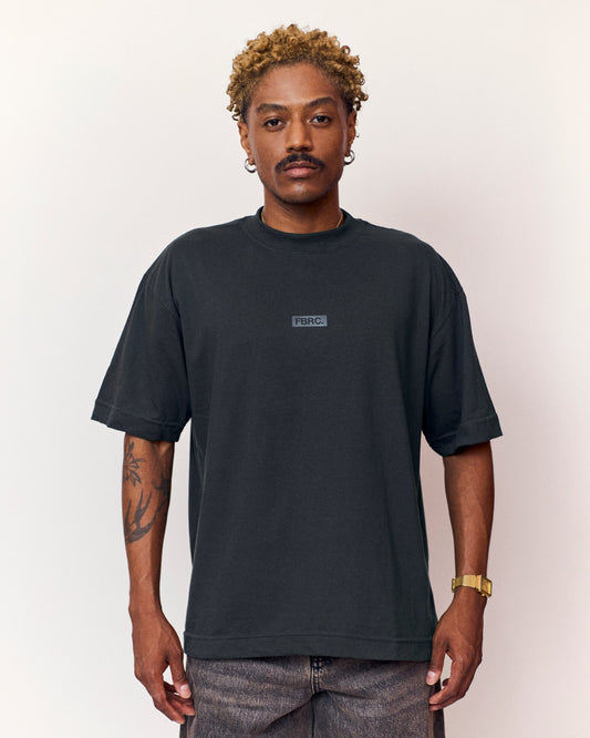 Cadu Belarmino usando camiseta boxy verde-musgo Textured Logo Tee no lookbook da FBRC. Studios.